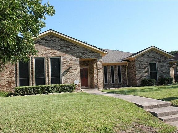 2nd image of 4605 Versailles Ln