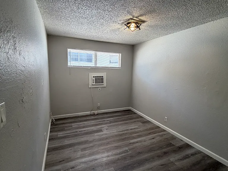 2204 Sunrise Ave #6 — Photo 5