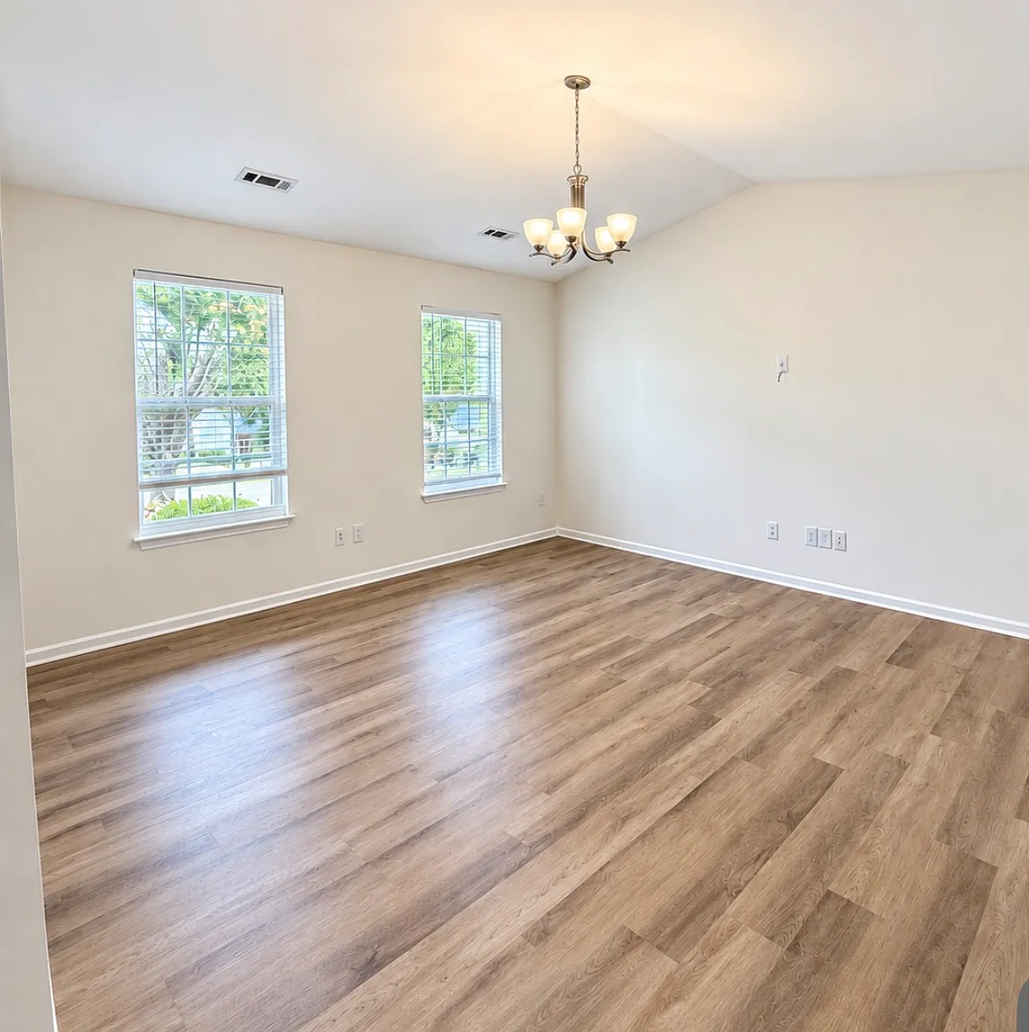 3 bed, 1382 sqft, $2,000 — Photo 3