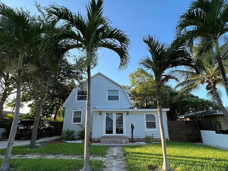 218 SW 13th St — Photo 1