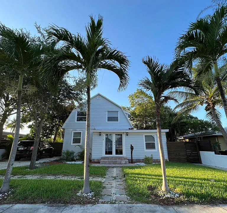 218 SW 13th St