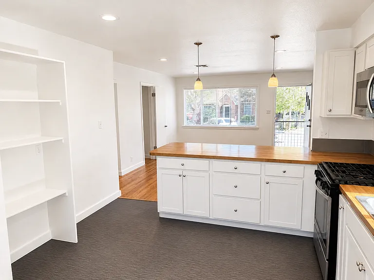 326 Stewart — Photo 4
