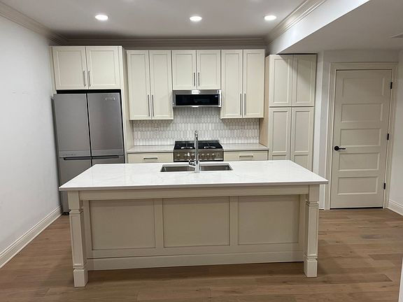 5th image of 692 N High St Suite 202