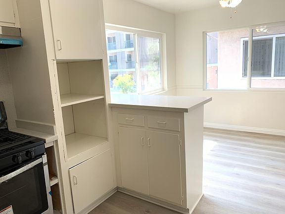 5th image of 132 S Jackson St APT 9