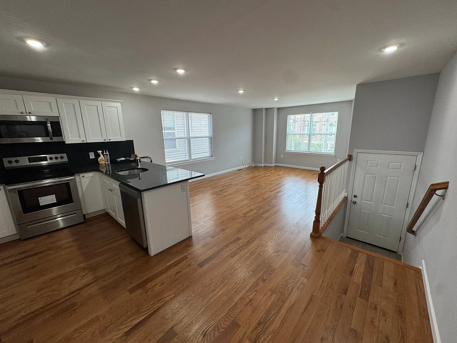 3 bed, $2,900 — Photo 1
