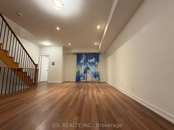 302 Clay Stones St, Newmarket, ON L3X 0M1