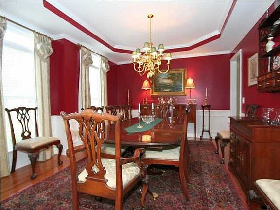 Formal dining with moldings