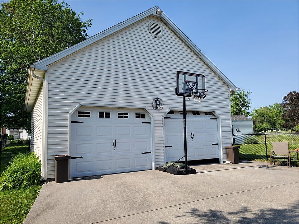 2nd image of 320 W Roberts Dr