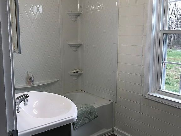5th image of 546 Jefferson Manor Dr