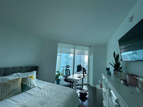 5th image of 1900 N Bayshore Dr APT 3608