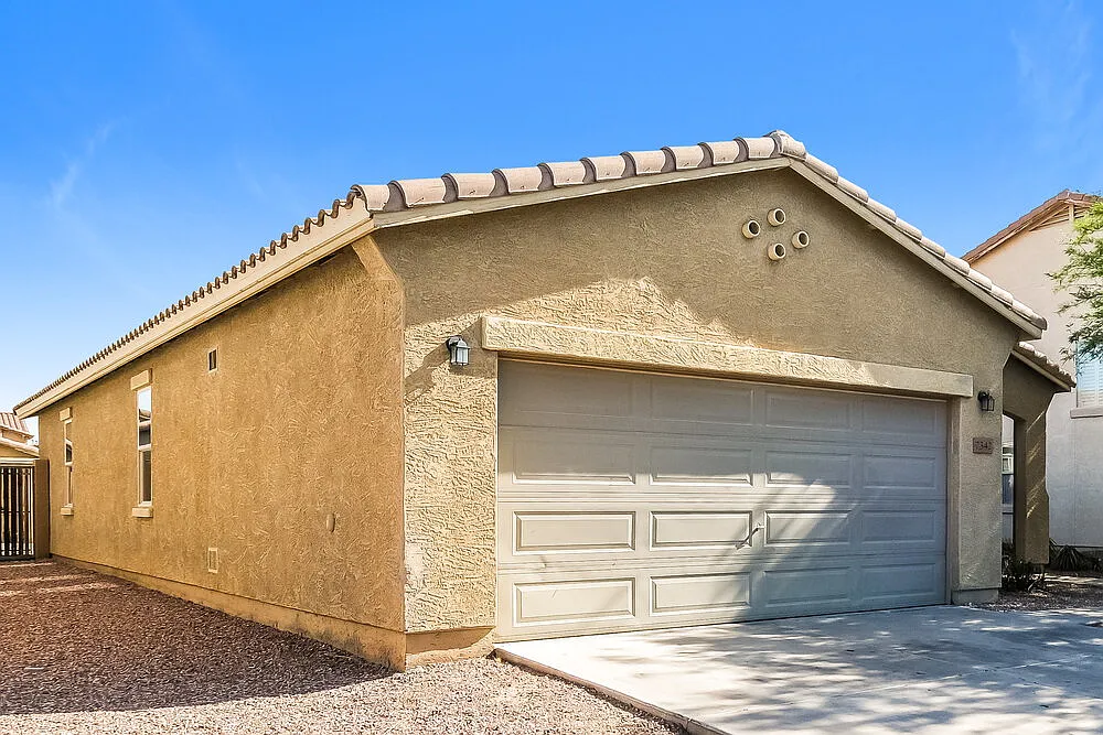 3 bed, 2.0 bath, 1630 sqft, $1,910 — Photo 3