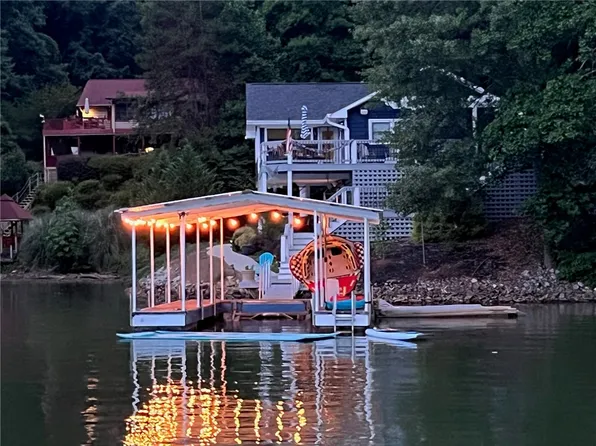 175 Warriors Creek Dr, West Union, SC 29696