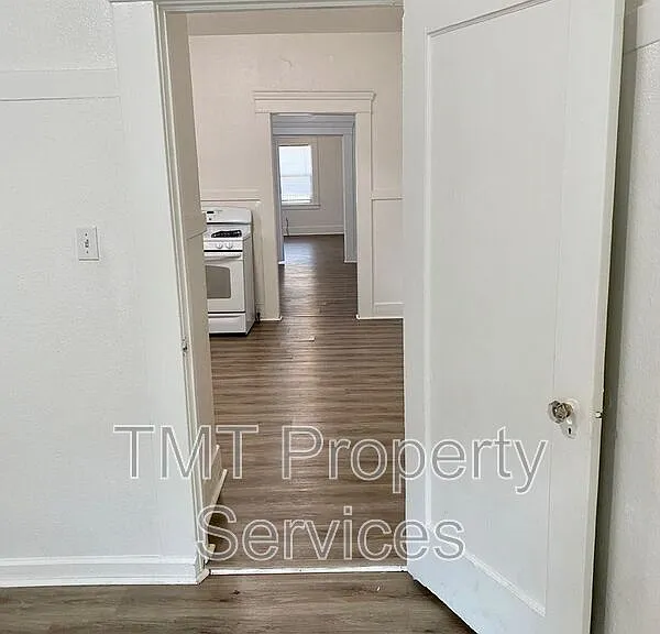 202-208 W Oak St #208 W OAK STREET — Photo 22