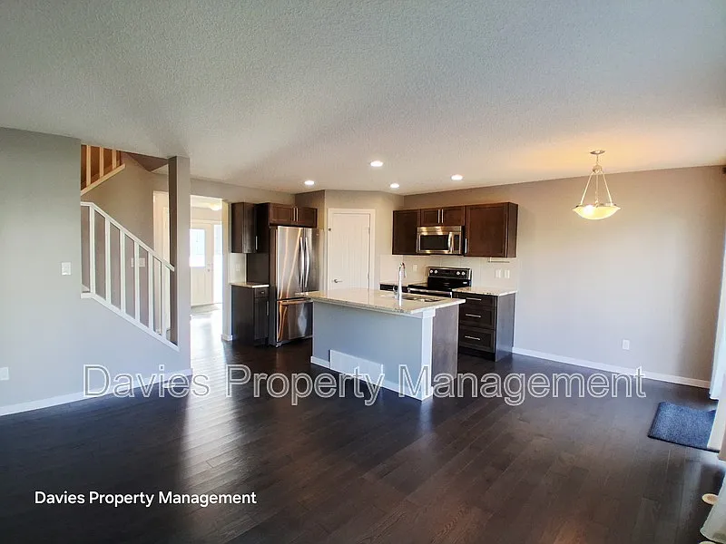 3 bed, 2.5 bath, 1335 sqft, $2,000 — Photo 4