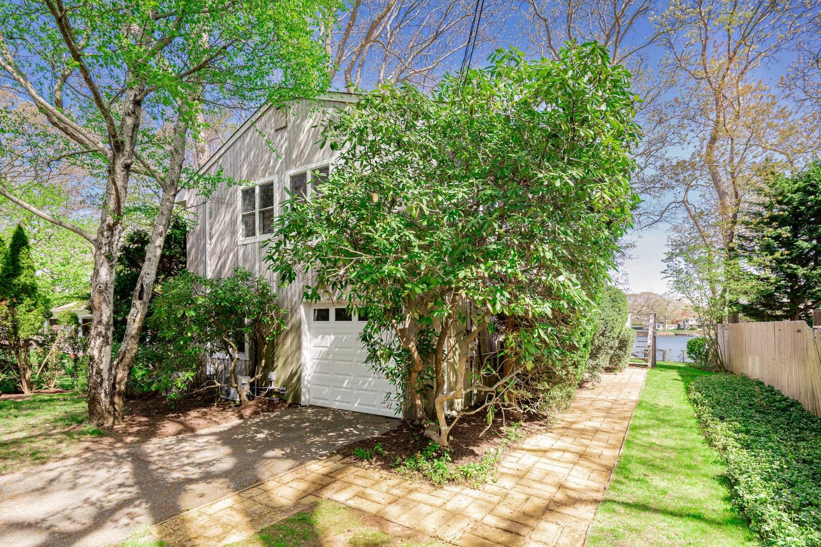  Great Waterfront Location in the Village