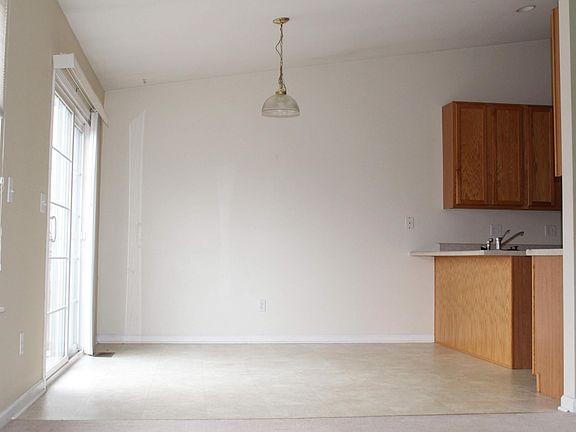 5th image of 697 Blackstone Ct