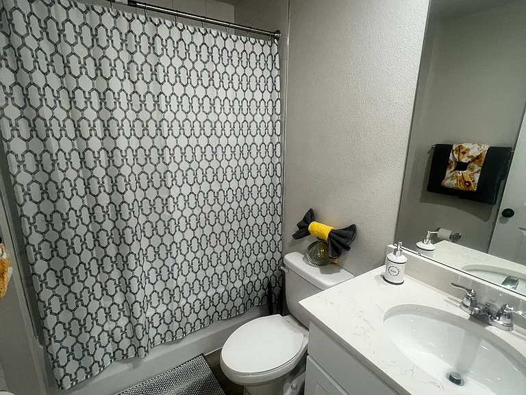 8 Unique Ct #B — Photo 53