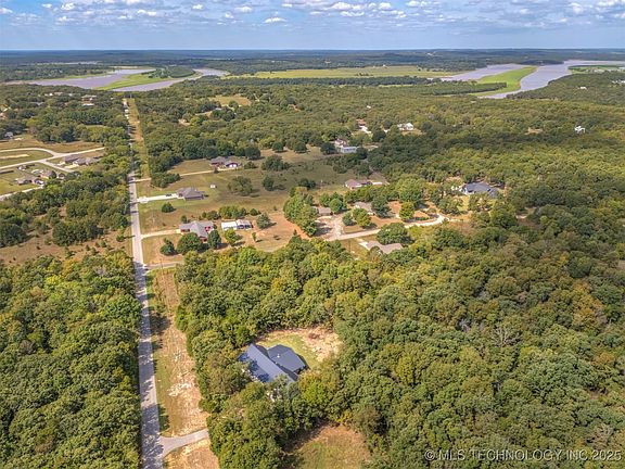 2nd image of 32741 Meadowood Dr