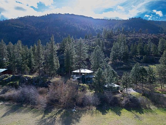 5th image of 440 E River Rd