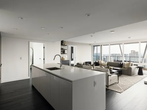 1111 Richards St #2504, Vancouver, BC V6B 0S3