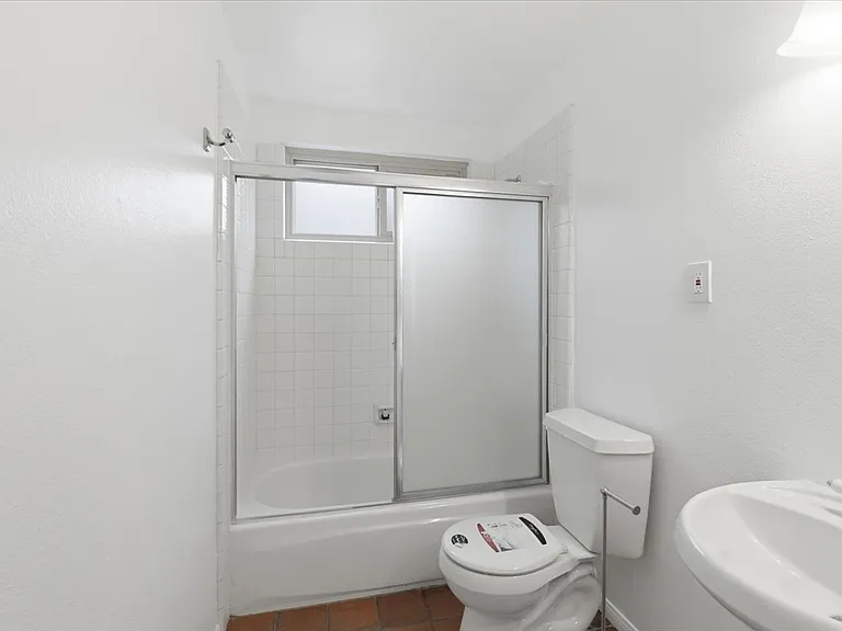 577 Houston Dr — Photo 16