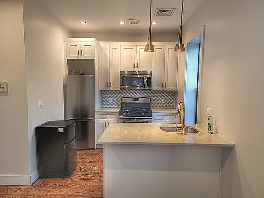 4th image of 856 Rogers Ave #2L
