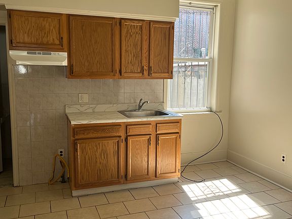 3rd image of 4016 Market St #2F