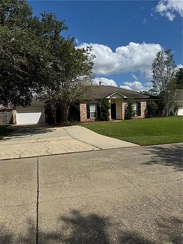 4 bed, 2.0 bath, 2048 sqft, $2,450 — Photo 2
