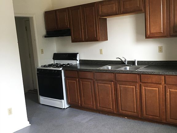 2nd image of 124 10th St SE