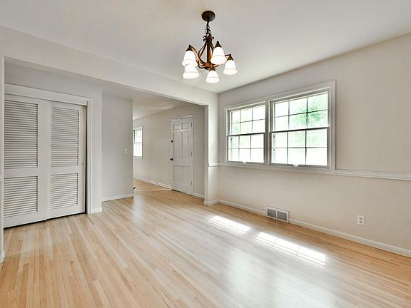 4th image of 1240 S 109th St