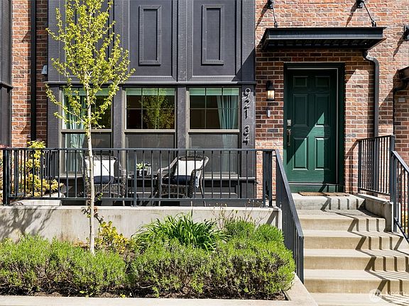 4th image of 921 W McGraw Street #34