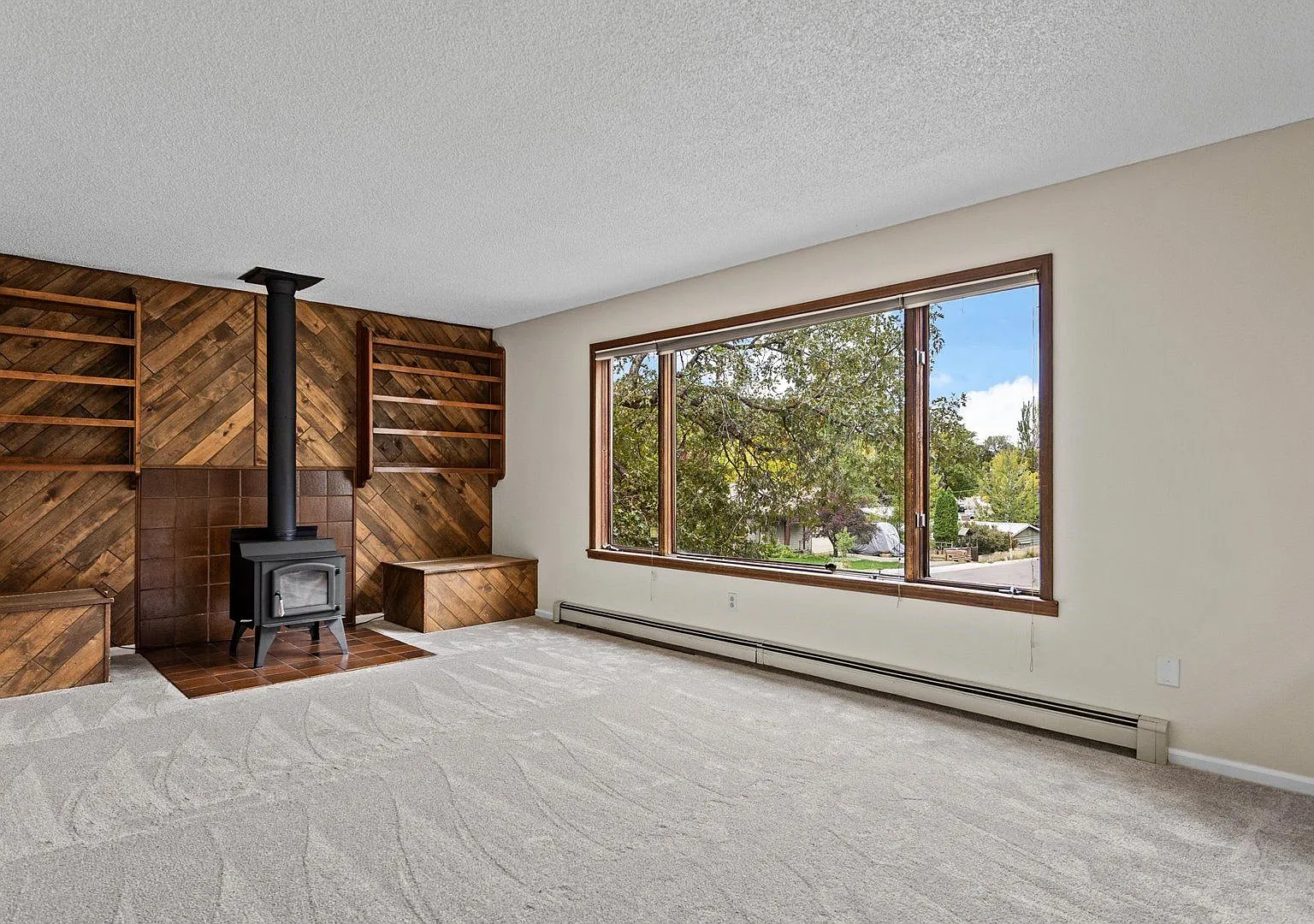Move-In Special: $300 rent credit applied toward January's rent if approved and moved in by 12/15. — Photo 4