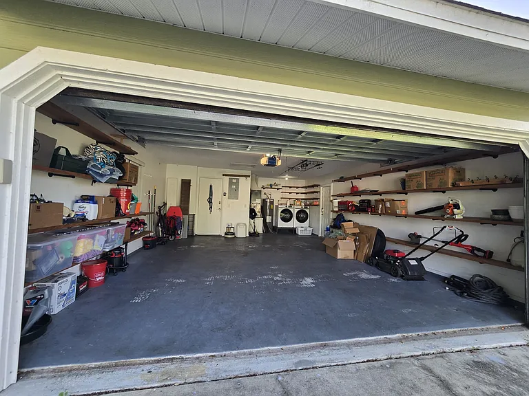 1545 Maxwell Ln — Photo 5