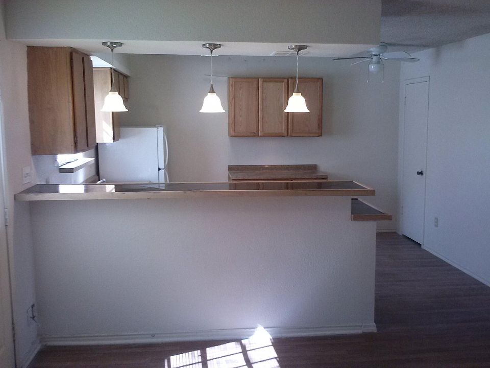 2nd image of 833 NW Summercrest Blvd