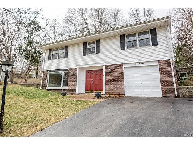 1108 Burgundy Ln photo 1