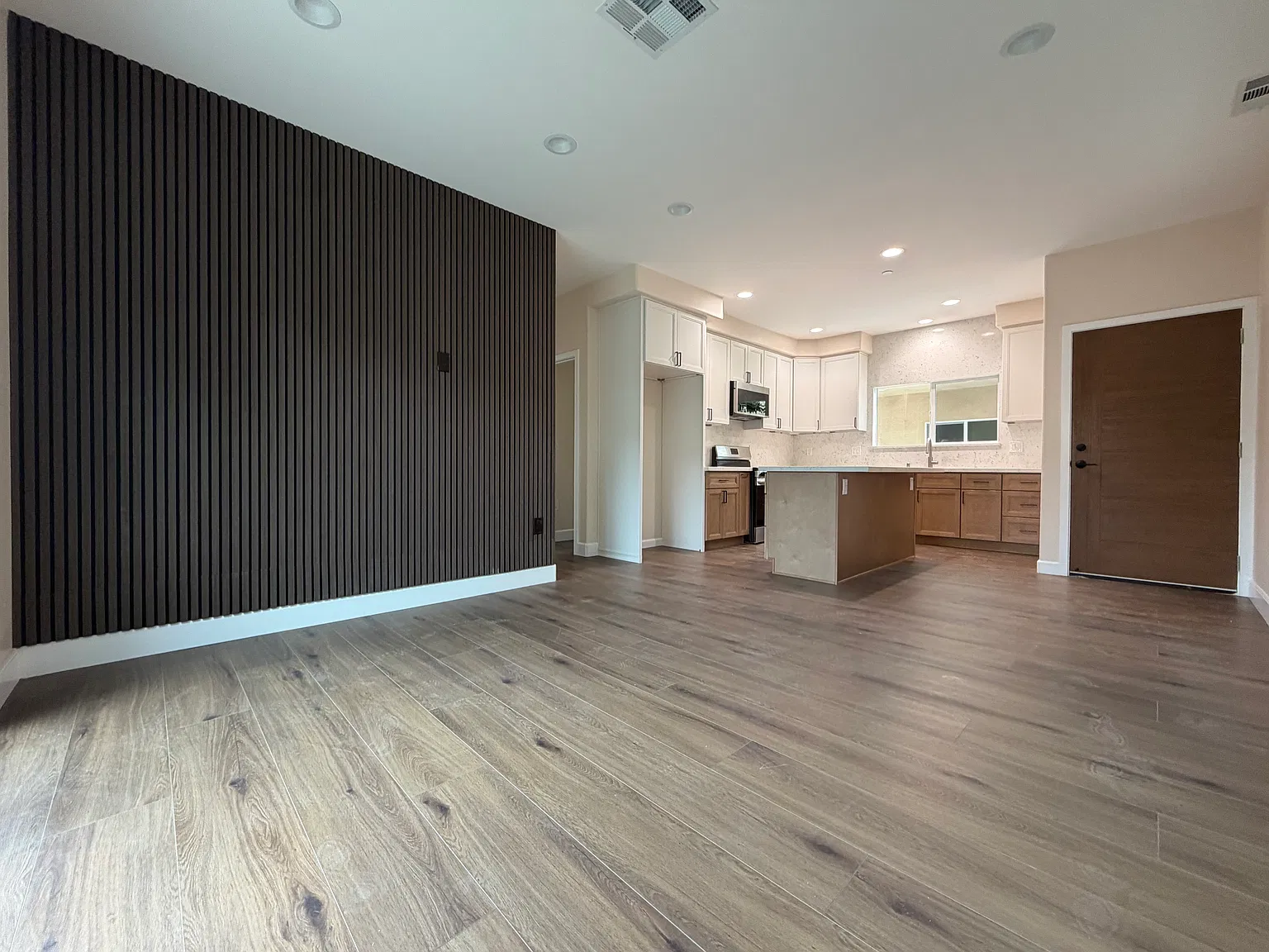 3 bed, 1198 sqft, $3,800 — Photo 2