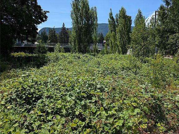 2nd image of 96 Cowichan Ave W