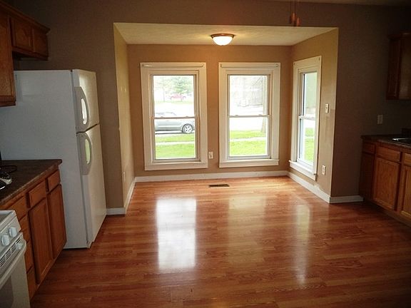 4th image of 32 Plum St