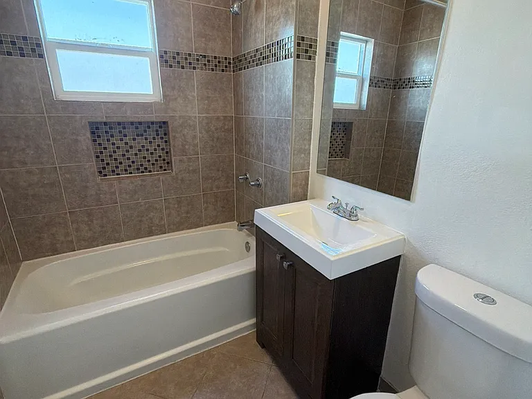 6600 S Hoover St — Photo 5
