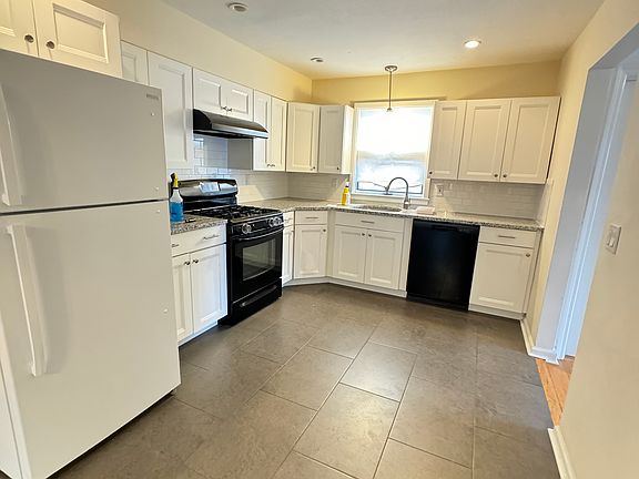4th image of 161 Fieldway Ave #1L