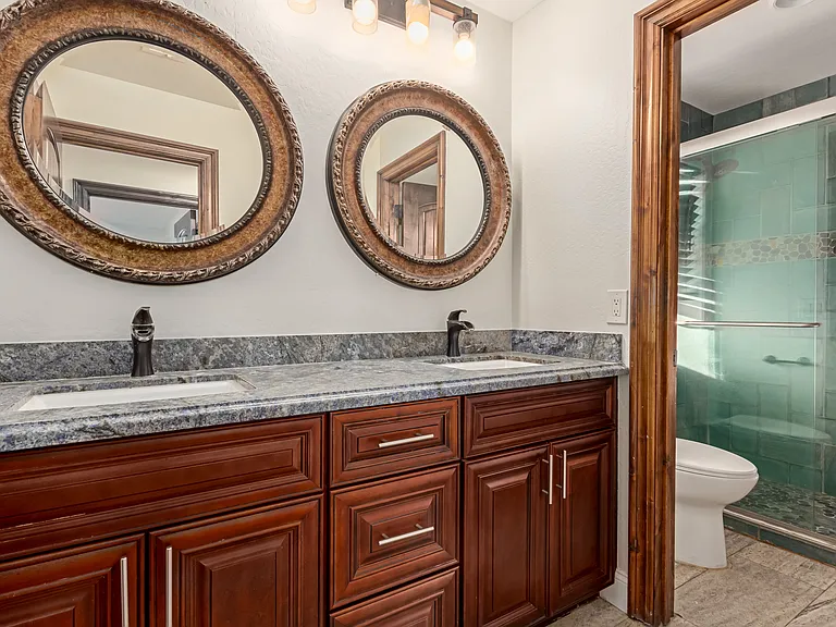 563 E Krista Way — Photo 34