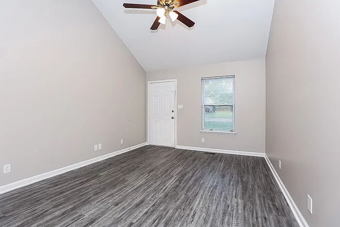 573 Brady Dr — Photo 3