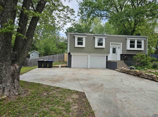 3518 SE Shorewood Dr, Topeka, KS 66605