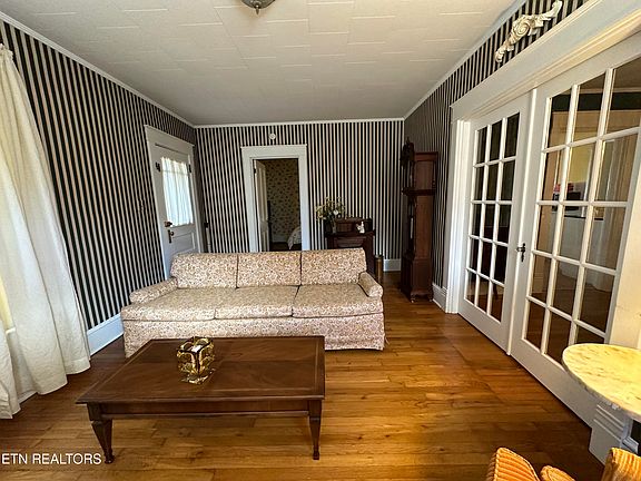 5th image of 713 Gloucester Ave