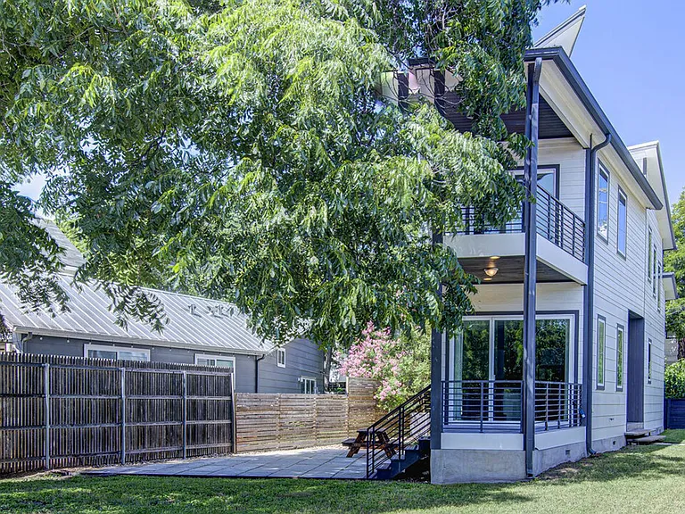2406 E 16th St — Photo 3