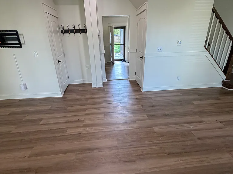 1262 Indianola Ave — Photo 3