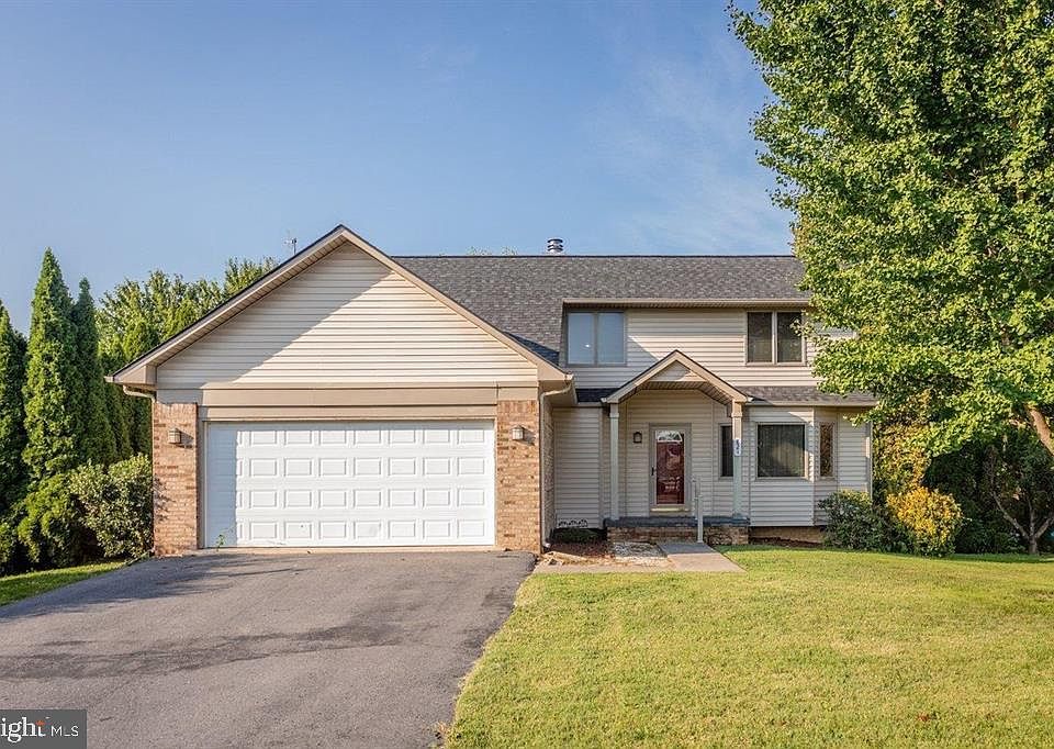 1st image of 821 Honeysuckle Ln