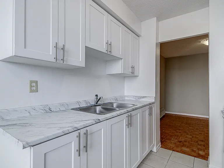 15 Eastbourne Dr — Photo 12