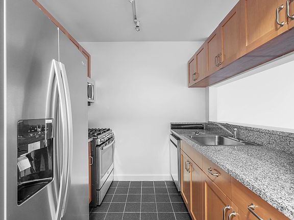 4th image of 420 W 42nd St APT 35A