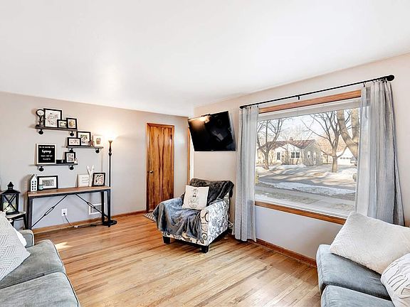4th image of 811 Marquette Ave